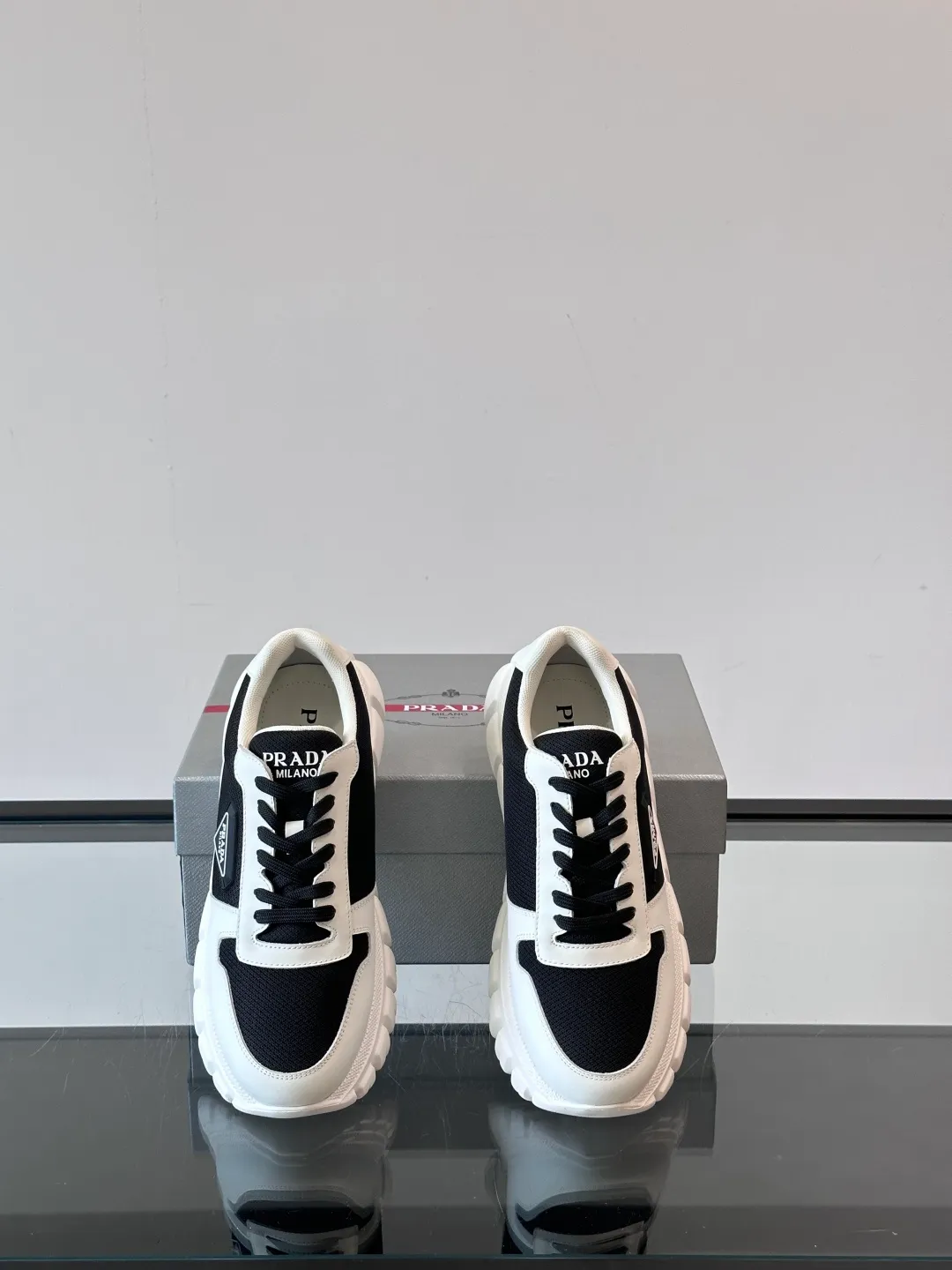 p440 "PRAD＊" men's new soft leather casual sneakers. This sneaker is made of Napa cowhide. The leather is soft and delicate, with a natural texture, which improves breathability. The rubber triangle logo on the outside embellishes the shoe body. The tongue and heel are decorated with brand letter logo details. Ultra-lightweight 6cm concave and convex rubber thick sole with PRADA letter logo on the side and cowhide lining. It feels comfortable on the foot and is exquisite and versatile! Size: 38-44 (45.46 customized)